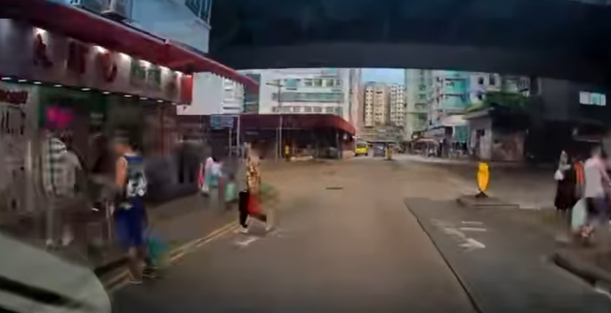 車輛沿土瓜灣上鄉道行駛,當駛至九龍城道交界時,一名南亞小童突甩開父親自行衝出馬路,幸司機及時煞停。惟小童似乎未感覺到剛避過一劫,仍於馬路轉圈奔走,父親隨即捉實兒子左手帶回上行人路,期間未有向司機表示歉意或道謝。(車cam L(香港群組)FB)