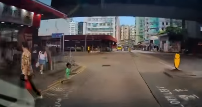 車輛沿土瓜灣上鄉道行駛,當駛至九龍城道交界時,一名南亞小童突甩開父親自行衝出馬路,幸司機及時煞停。惟小童似乎未感覺到剛避過一劫,仍於馬路轉圈奔走,父親隨即捉實兒子左手帶回上行人路,期間未有向司機表示歉意或道謝。(車cam L(香港群組)FB)