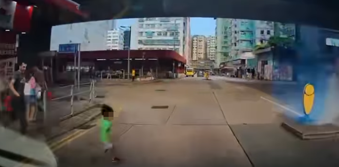 車輛沿土瓜灣上鄉道行駛,當駛至九龍城道交界時,一名南亞小童突甩開父親自行衝出馬路,幸司機及時煞停。惟小童似乎未感覺到剛避過一劫,仍於馬路轉圈奔走,父親隨即捉實兒子左手帶回上行人路,期間未有向司機表示歉意或道謝。(車cam L(香港群組)FB)