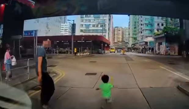 車輛沿土瓜灣上鄉道行駛,當駛至九龍城道交界時,一名南亞小童突甩開父親自行衝出馬路,幸司機及時煞停。惟小童似乎未感覺到剛避過一劫,仍於馬路轉圈奔走,父親隨即捉實兒子左手帶回上行人路,期間未有向司機表示歉意或道謝。(車cam L(香港群組)FB)