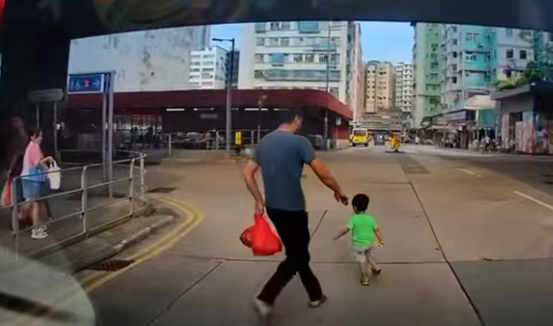 車輛沿土瓜灣上鄉道行駛,當駛至九龍城道交界時,一名南亞小童突甩開父親自行衝出馬路,幸司機及時煞停。惟小童似乎未感覺到剛避過一劫,仍於馬路轉圈奔走,父親隨即捉實兒子左手帶回上行人路,期間未有向司機表示歉意或道謝。(車cam L(香港群組)FB)