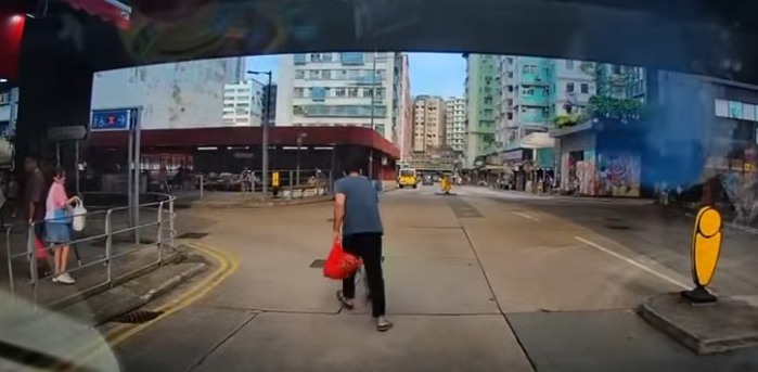 車輛沿土瓜灣上鄉道行駛,當駛至九龍城道交界時,一名南亞小童突甩開父親自行衝出馬路,幸司機及時煞停。惟小童似乎未感覺到剛避過一劫,仍於馬路轉圈奔走,父親隨即捉實兒子左手帶回上行人路,期間未有向司機表示歉意或道謝。(車cam L(香港群組)FB)