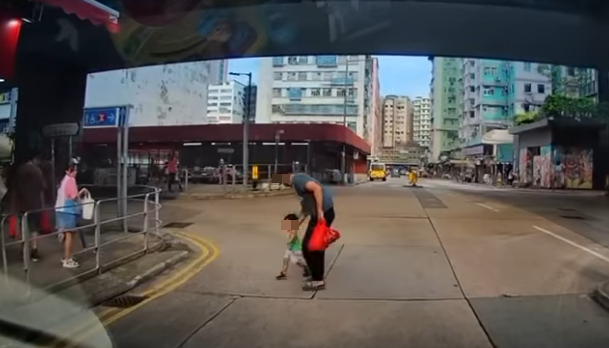 車輛沿土瓜灣上鄉道行駛,當駛至九龍城道交界時,一名南亞小童突甩開父親自行衝出馬路,幸司機及時煞停。惟小童似乎未感覺到剛避過一劫,仍於馬路轉圈奔走,父親隨即捉實兒子左手帶回上行人路,期間未有向司機表示歉意或道謝。(車cam L(香港群組)FB)