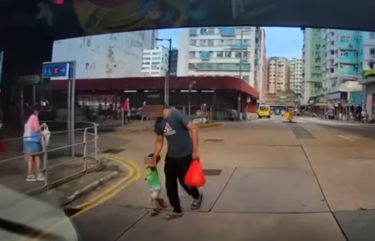 車輛沿土瓜灣上鄉道行駛,當駛至九龍城道交界時,一名南亞小童突甩開父親自行衝出馬路,幸司機及時煞停。惟小童似乎未感覺到剛避過一劫,仍於馬路轉圈奔走,父親隨即捉實兒子左手帶回上行人路,期間未有向司機表示歉意或道謝。(車cam L(香港群組)FB)