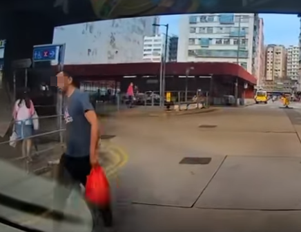 車輛沿土瓜灣上鄉道行駛,當駛至九龍城道交界時,一名南亞小童突甩開父親自行衝出馬路,幸司機及時煞停。惟小童似乎未感覺到剛避過一劫,仍於馬路轉圈奔走,父親隨即捉實兒子左手帶回上行人路,期間未有向司機表示歉意或道謝。(車cam L(香港群組)FB)