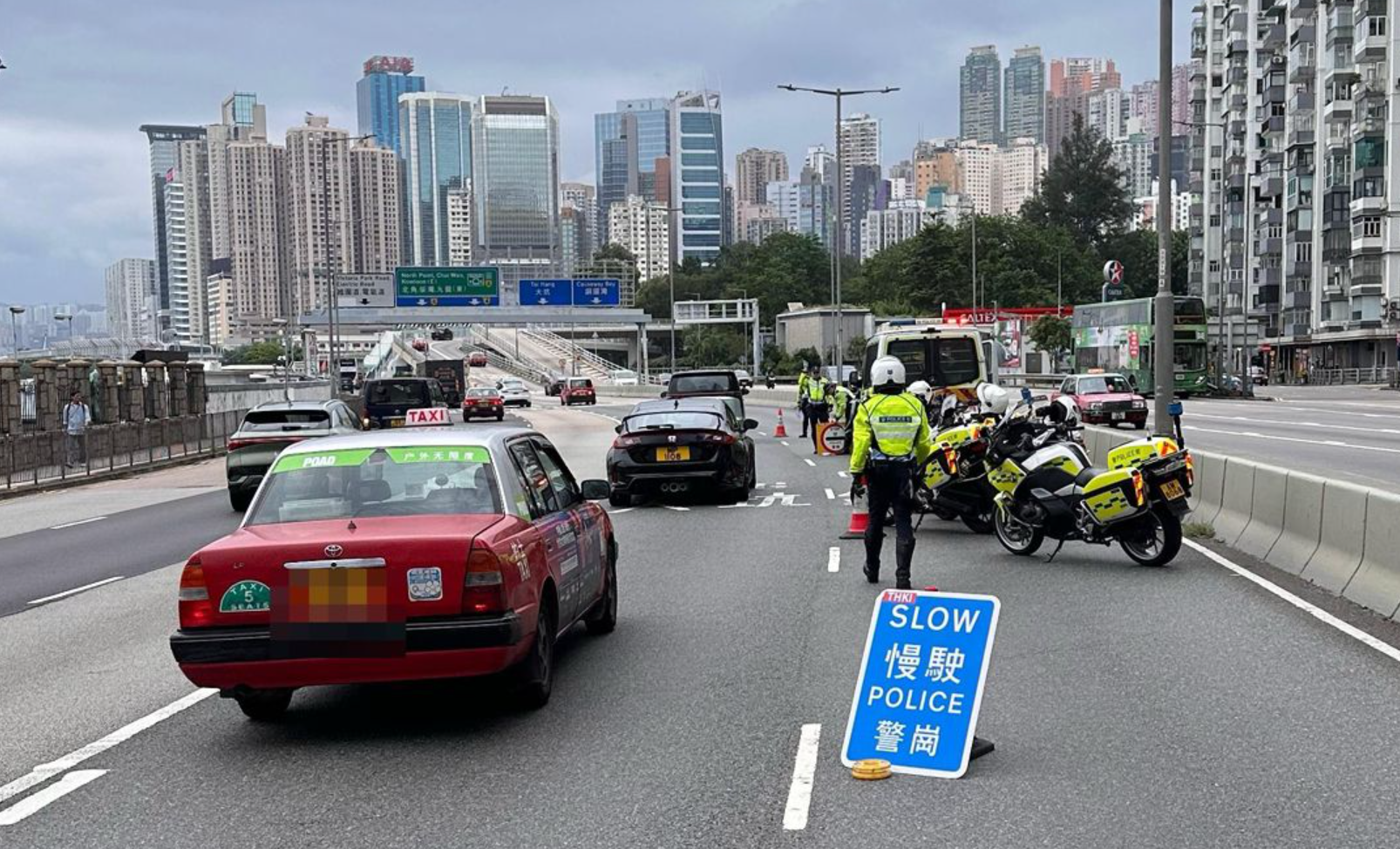 警方港島總區交通部執行及管制組於6月4日在區內主要幹道設置路障打擊藥駕及酒駕(警方圖片)