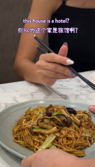 在餐廳的宣傳影片,母親用廣東話抱怨女兒:「每日早出晚歸,你以為呢度(家中)是酒店,『生嚿叉燒好過生你』,至少叉燒仲可以食。」,及後女兒為母親夾上叉燒,母親面露滿意表情。