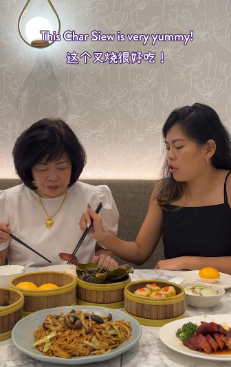 在餐廳的宣傳影片,母親用廣東話抱怨女兒:「每日早出晚歸,你以為呢度(家中)是酒店,『生嚿叉燒好過生你』,至少叉燒仲可以食。」,及後女兒為母親夾上叉燒,母親面露滿意表情。