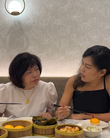 在餐廳的宣傳影片,母親用廣東話抱怨女兒:「每日早出晚歸,你以為呢度(家中)是酒店,『生嚿叉燒好過生你』,至少叉燒仲可以食。」,及後女兒為母親夾上叉燒,母親面露滿意表情。