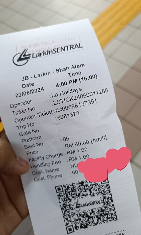 女事主展示長途巴收據。(互聯網)