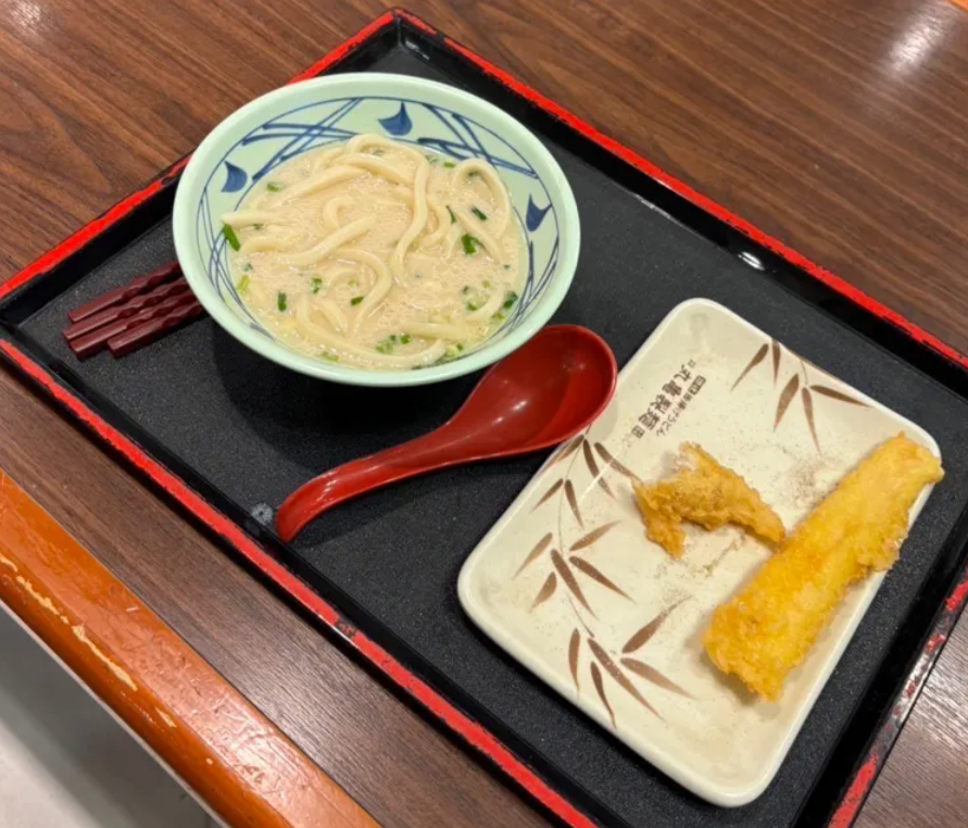 田男買了烏龍麵、炸魚、炸花枝等餐點(記者爆料網/翻攝畫面)