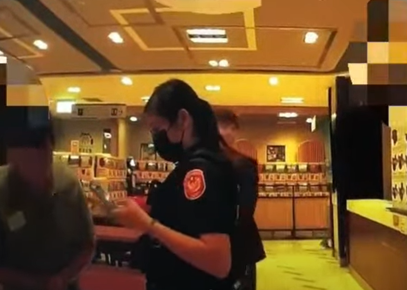 警方接報到場查處,向42歲吳姓男子問話。(記者爆料網/翻攝畫面)