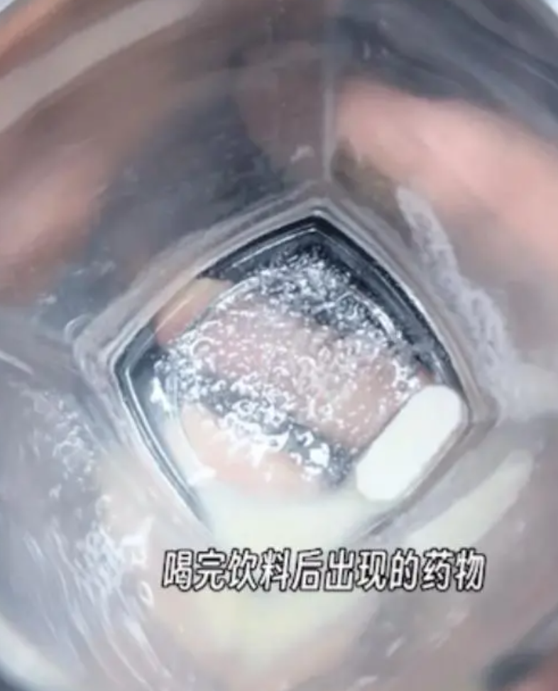 內媒報道,有客人與家人5月在廣州海底撈一間分店用餐時,其孩子飲用一杯金桔檸檬飲品,發覺很苦,竟發現內有一顆感冒藥丸,質疑這是一杯「二手飲品」,疑為服務員將其他顧客未喝完的飲品,送至其他顧客餐桌上。廣州市海珠區市監局正對涉事門店立案調查。