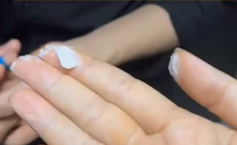 內媒報道,有客人與家人5月在廣州海底撈一間分店用餐時,其孩子飲用一杯金桔檸檬飲品,發覺很苦,竟發現內有一顆感冒藥丸,質疑這是一杯「二手飲品」,疑為服務員將其他顧客未喝完的飲品,送至其他顧客餐桌上。廣州市海珠區市監局正對涉事門店立案調查。