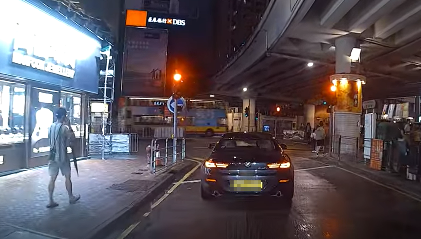 一輛私家車駛經灣仔鵝頸橋橋底時,司機無視紅燈及只准左轉標誌,剷上行人過路處兼橫跨6條行車線,駛往堅拿道公廁方向轉入駱克道。 YouTube頻道「車CAM特警」