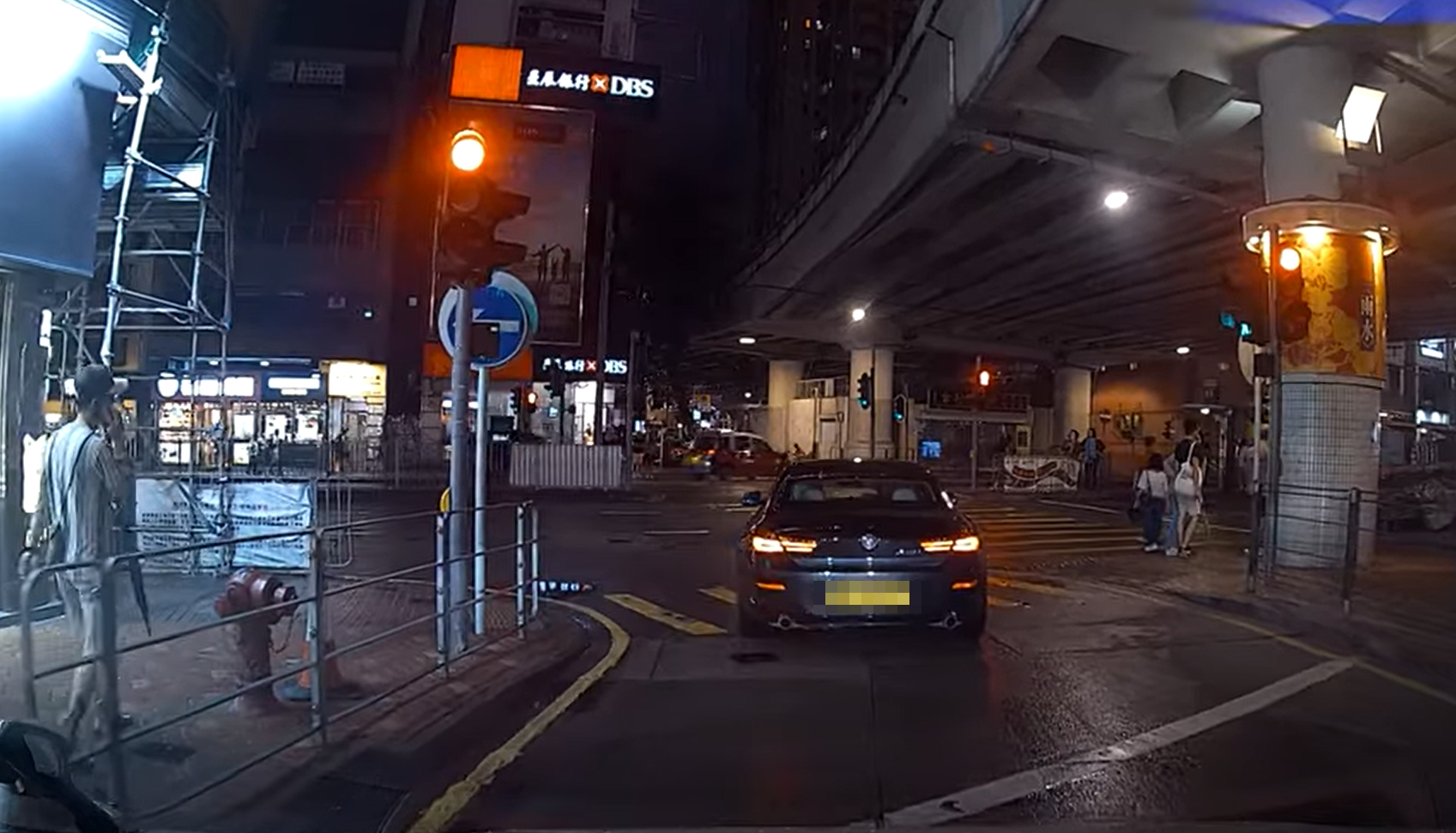 一輛私家車駛經灣仔鵝頸橋橋底時,司機無視紅燈及只准左轉標誌,剷上行人過路處兼橫跨6條行車線,駛往堅拿道公廁方向轉入駱克道。 YouTube頻道「車CAM特警」