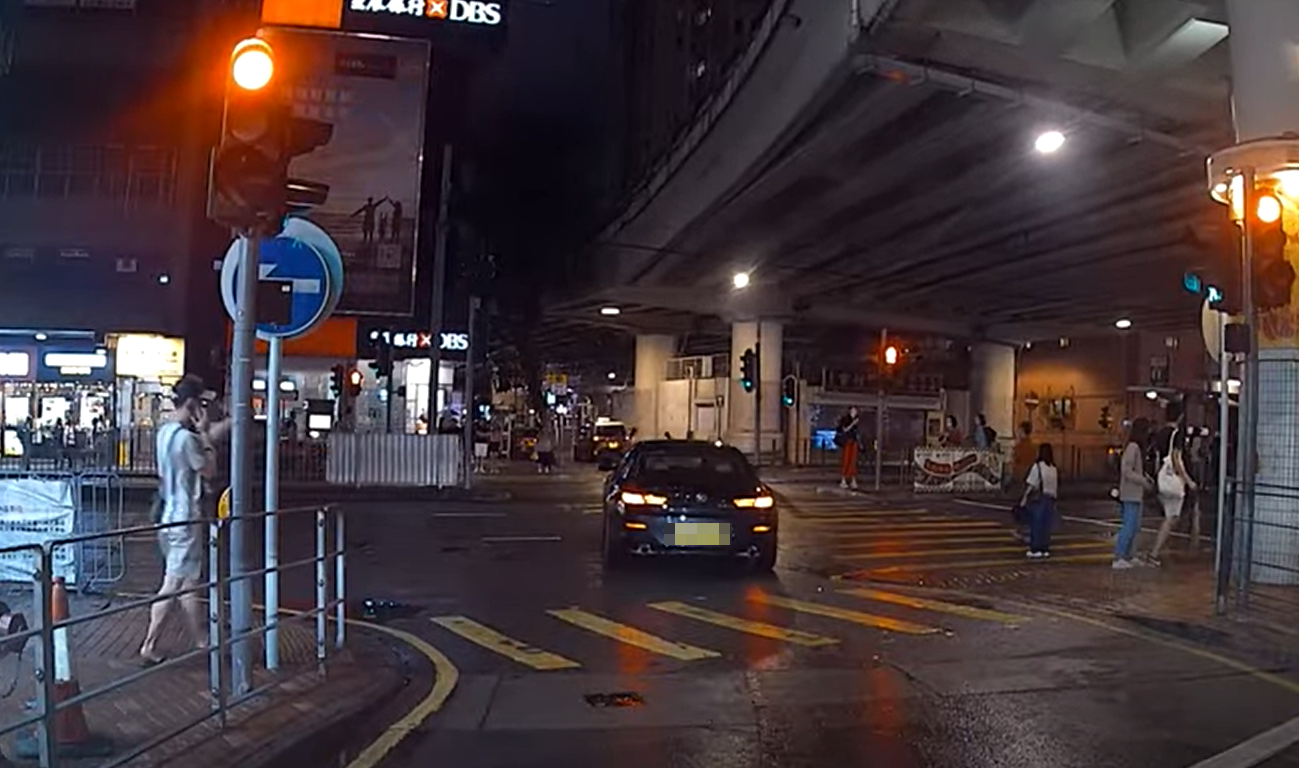 一輛私家車駛經灣仔鵝頸橋橋底時,司機無視紅燈及只准左轉標誌,剷上行人過路處兼橫跨6條行車線,駛往堅拿道公廁方向轉入駱克道。 YouTube頻道「車CAM特警」