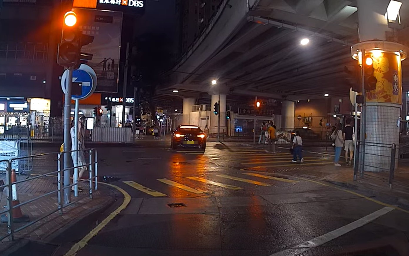一輛私家車駛經灣仔鵝頸橋橋底時,司機無視紅燈及只准左轉標誌,剷上行人過路處兼橫跨6條行車線,駛往堅拿道公廁方向轉入駱克道。 YouTube頻道「車CAM特警」