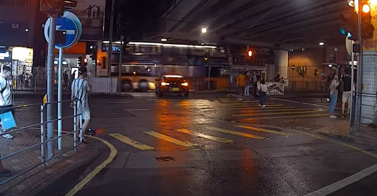 一輛私家車駛經灣仔鵝頸橋橋底時,司機無視紅燈及只准左轉標誌,剷上行人過路處兼橫跨6條行車線,駛往堅拿道公廁方向轉入駱克道。 YouTube頻道「車CAM特警」