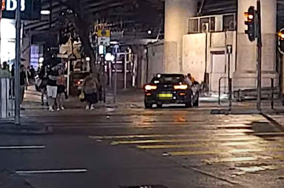 一輛私家車駛經灣仔鵝頸橋橋底時,司機無視紅燈及只准左轉標誌,剷上行人過路處兼橫跨6條行車線,駛往堅拿道公廁方向轉入駱克道。 YouTube頻道「車CAM特警」