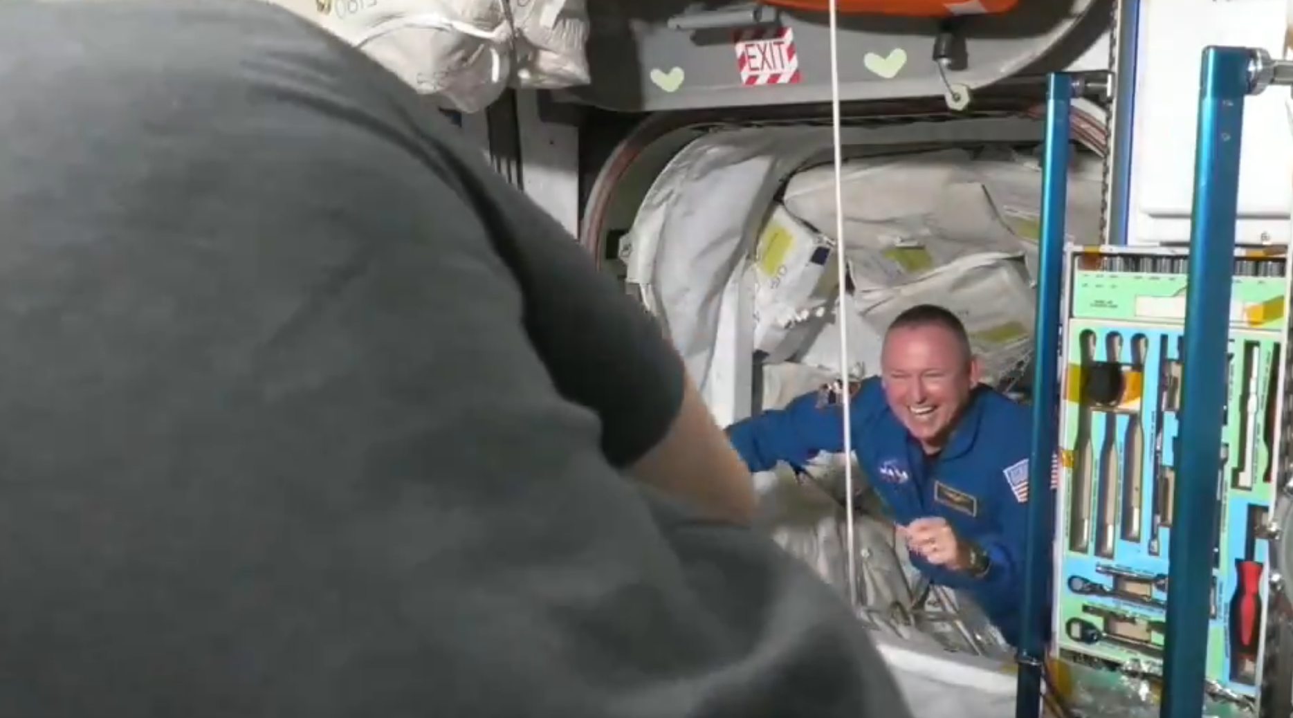 兩名美國太空人與駐留國際太空站的太空人會合。