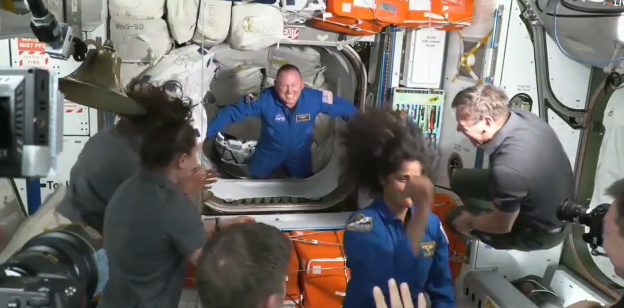 兩名美國太空人與駐留國際太空站的太空人會合。