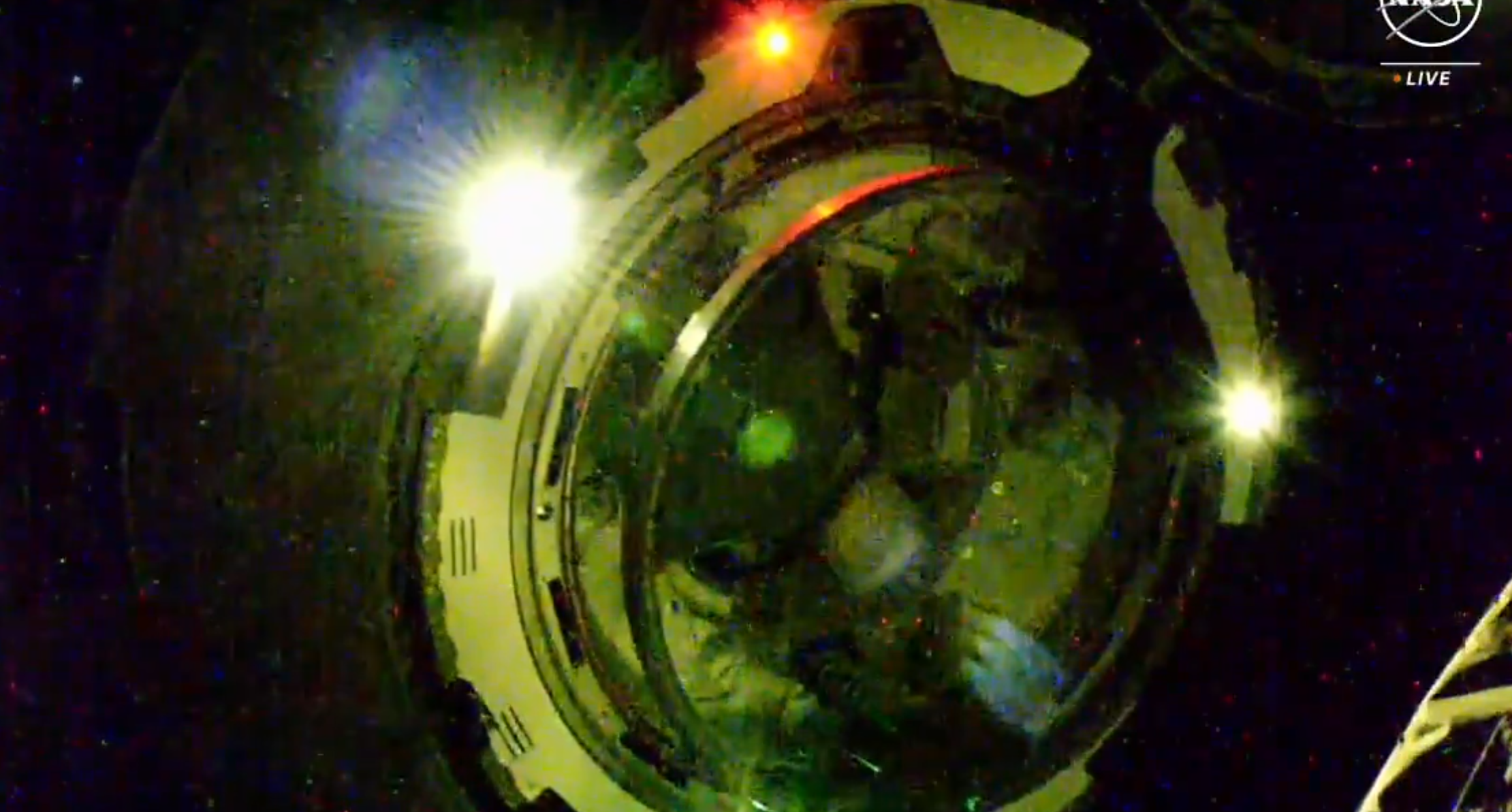 搭載兩名美國太空人的波音公司「星際客機」飛船,發射升空約27小時後,與國際太空站對接。