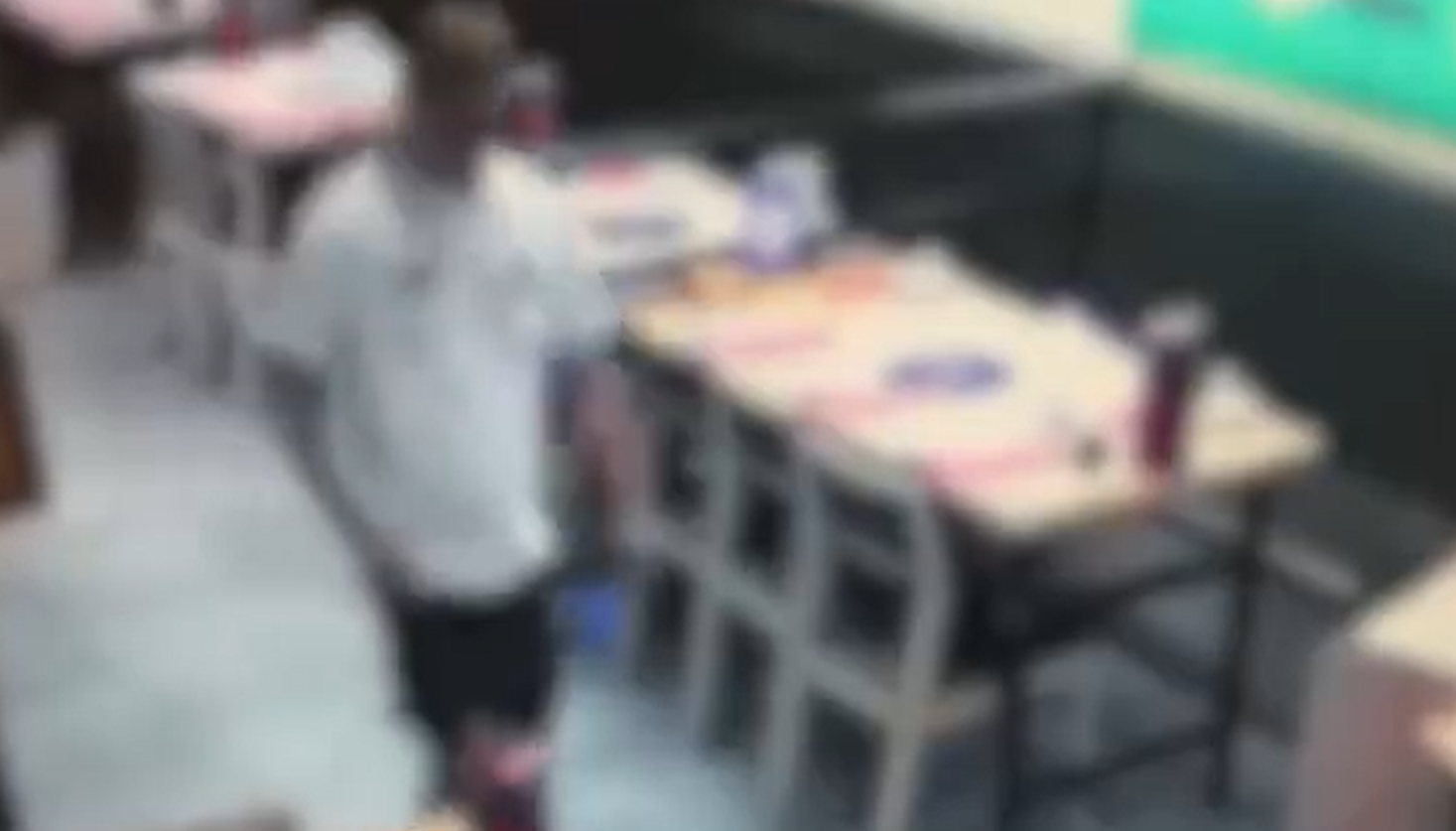 遼寧瀋陽一間火鍋店發生噁心一幕,一名男子借用廁所被婉拒後,竟擅自進入火鍋店倉庫隨地大便,更在裝有酸梅湯的桶裏洗手。(影片截圖)