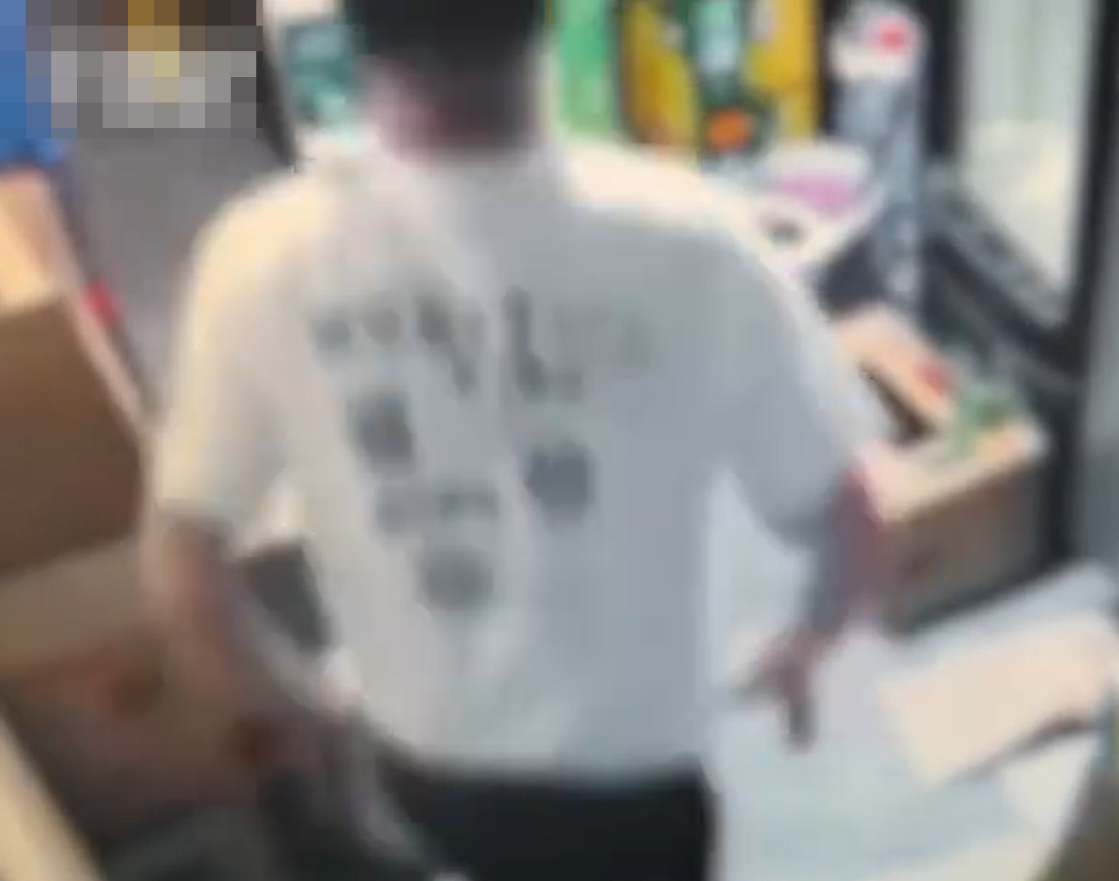 遼寧瀋陽一間火鍋店發生噁心一幕,一名男子借用廁所被婉拒後,竟擅自進入火鍋店倉庫隨地大便,更在裝有酸梅湯的桶裏洗手。(影片截圖)