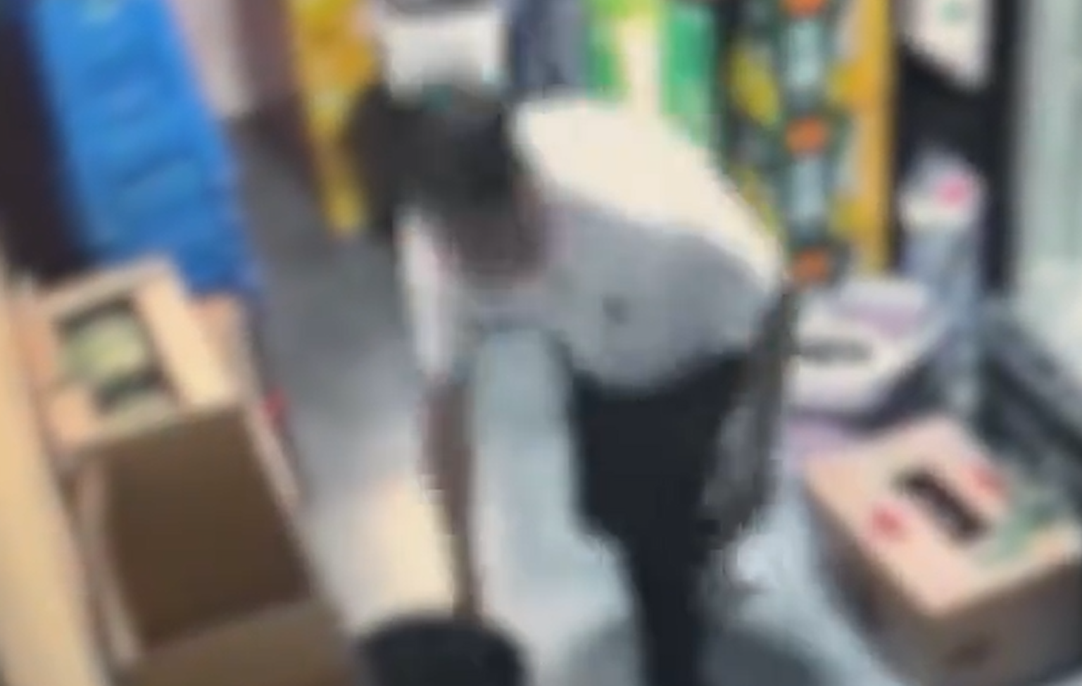 遼寧瀋陽一間火鍋店發生噁心一幕,一名男子借用廁所被婉拒後,竟擅自進入火鍋店倉庫隨地大便,更在裝有酸梅湯的桶裏洗手。(影片截圖)