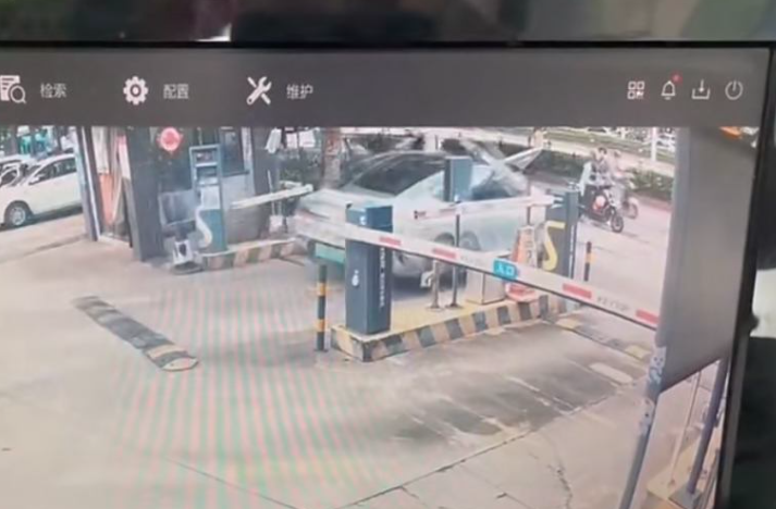 海南省海口市發生嚴重交通事故,一輛小米SU7純電動轎車衝出停車場,導致一死三傷。(影片截圖)