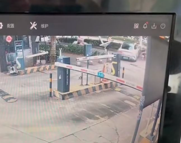 海南省海口市發生嚴重交通事故,一輛小米SU7純電動轎車衝出停車場,導致一死三傷。(影片截圖)