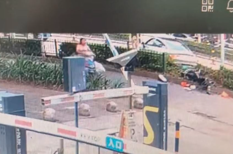 海南省海口市發生嚴重交通事故,一輛小米SU7純電動轎車衝出停車場,導致一死三傷。(影片截圖)