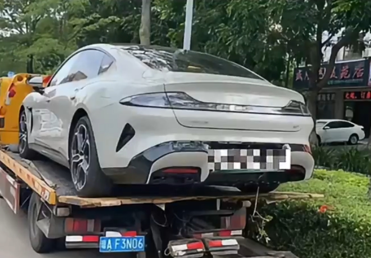 海南省海口市發生嚴重交通事故,一輛小米SU7純電動轎車衝出停車場,導致一死三傷。(網上圖片)