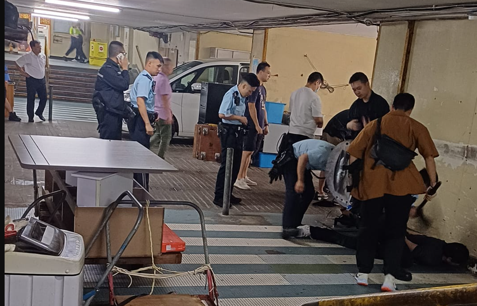 西灣河發生襲警、拒捕及藏毒案,5人受傷,包括3名警員,警員用胡椒噴霧及警棍將兩名南亞裔男子制服。fb:Pui Sung Lam