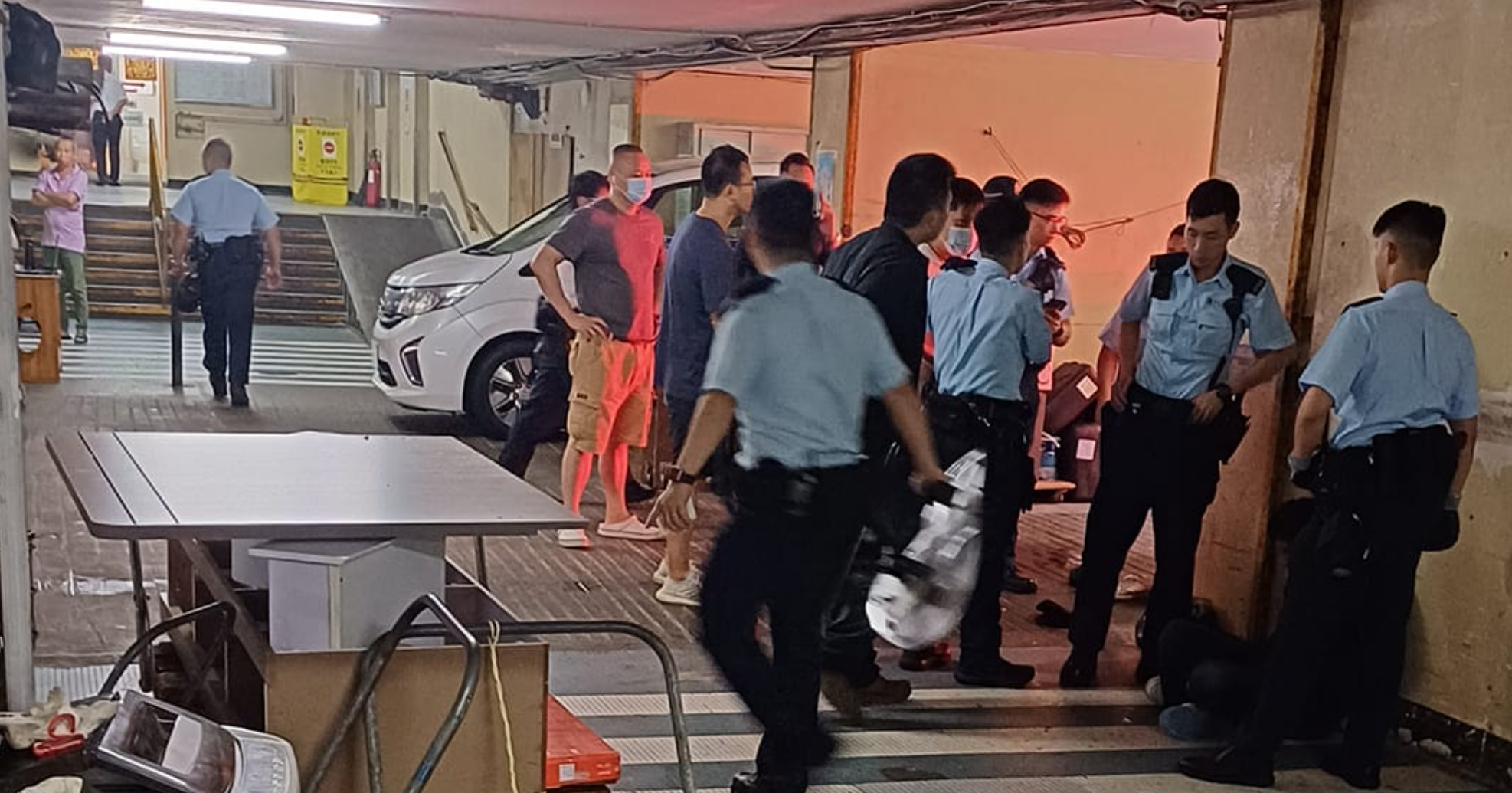 西灣河發生襲警、拒捕及藏毒案,5人受傷,包括3名警員,警員用胡椒噴霧及警棍將兩名南亞裔男子制服。fb:Pui Sung Lam