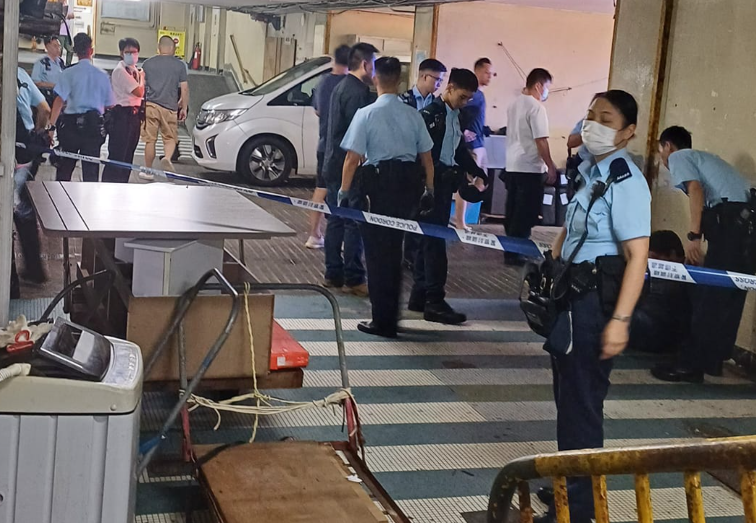 西灣河發生襲警、拒捕及藏毒案,5人受傷,包括3名警員,警員用胡椒噴霧及警棍將兩名南亞裔男子制服。fb:Pui Sung Lam