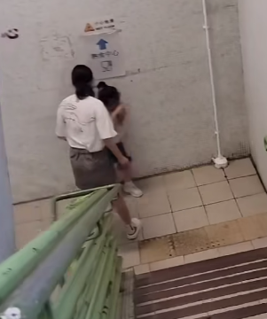 一名母親懷疑在公共圖書館內因功課問題,多次掌摑及用粗言穢語責罵7歲女兒,及後在後樓梯繼續掌摑女兒(影片截圖)