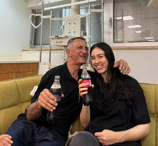 其中一名25歲女子是中以混血兒諾亞,當時她被擄走時叫喊「別殺我!」。諾亞與猶太裔父親擁抱,並飲可樂慶祝