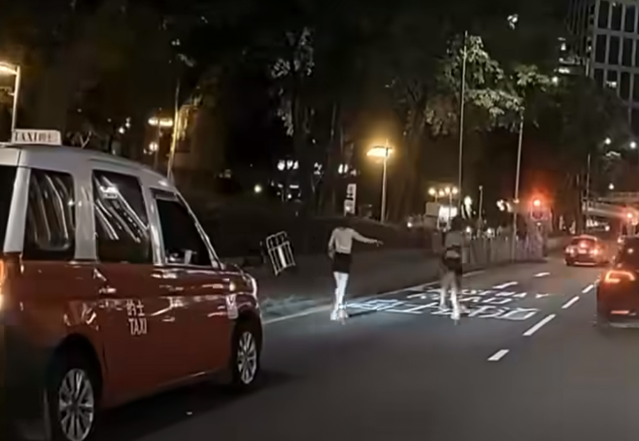 社交平台今晨(9日)流傳一條兩名女乘客晚上於馬路上與的士司機衝突的短片,拍攝時間不詳。 FB「車camL(香港群組)」影片截圖