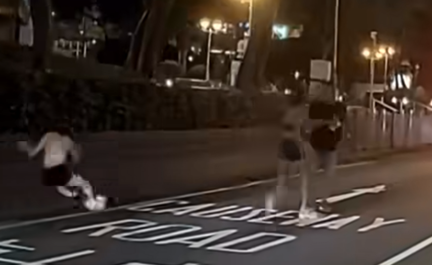 此時,在旁的白衣女疑步伐不穩失平衡跌在行人路上,一隻鞋甩掉。 FB「車camL(香港群組)」影片截圖