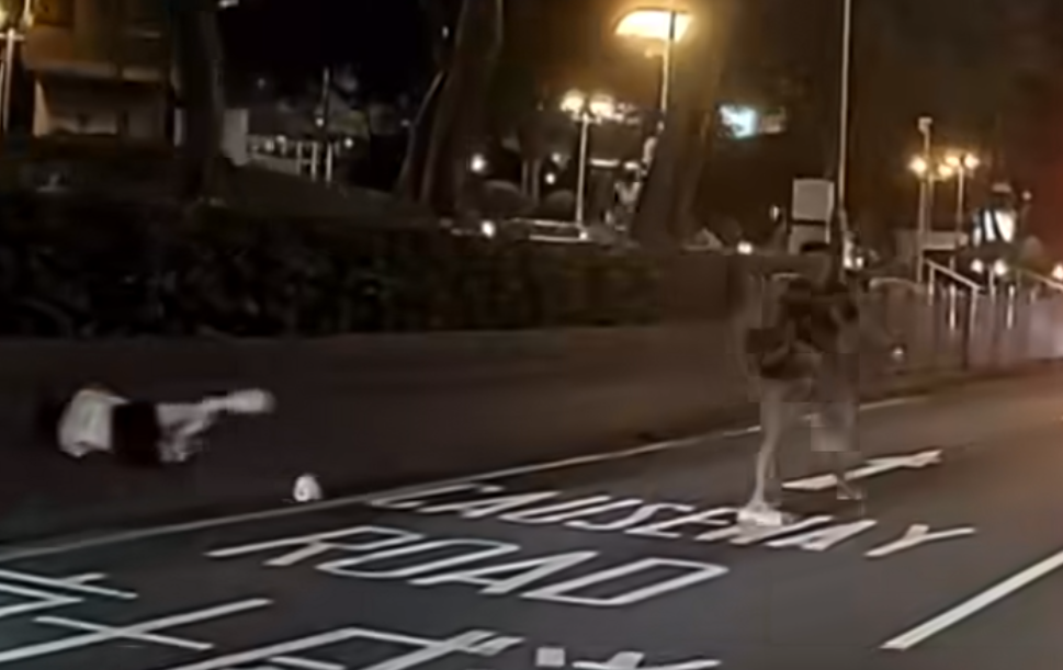 同一時間,黑衣女再起腳時因失平衡仆倒地上。 FB「車camL(香港群組)」影片截圖