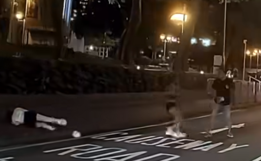 同一時間,黑衣女再起腳時因失平衡仆倒地上。 FB「車camL(香港群組)」影片截圖