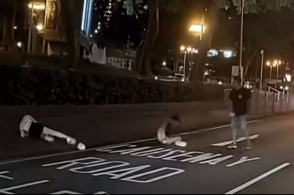 同一時間,黑衣女再起腳時因失平衡仆倒地上。 FB「車camL(香港群組)」影片截圖