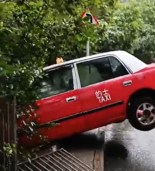 一輛的士途經下亞厘畢道時懷疑失控剷上行人路撞毀欄杆,一名外籍女途人被的士撞飛跌落至10米外的雪廠街 FB車cam L(香港群組)