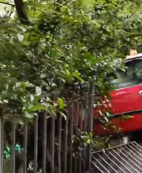 一輛的士途經下亞厘畢道時懷疑失控剷上行人路撞毀欄杆,一名外籍女途人被的士撞飛跌落至10米外的雪廠街 FB車cam L(香港群組)