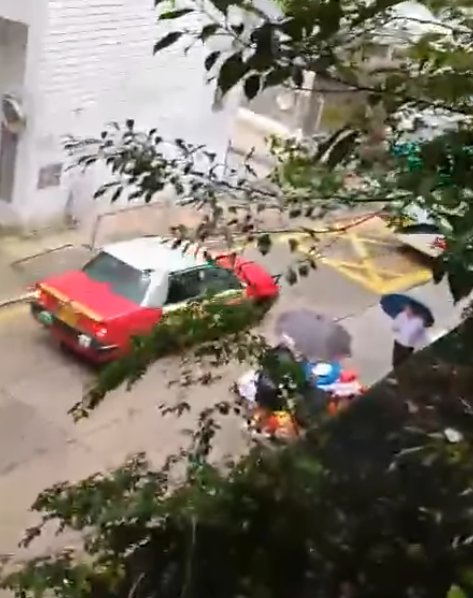 一名外籍女途人被的士撞飛跌落至10米外的雪廠街,腳部骨折