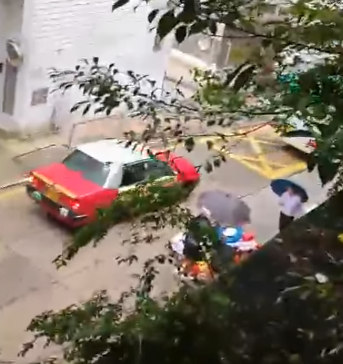 一名外籍女途人被的士撞飛跌落至10米外的雪廠街,腳部骨折