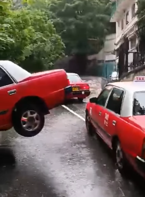 一輛的士途經下亞厘畢道時懷疑失控剷上行人路撞毀欄杆,一名外籍女途人被的士撞飛跌落至10米外的雪廠街 FB車cam L(香港群組)