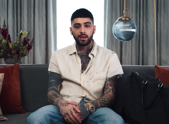 Zayn Malik分享他行李袋的隨身物品,有一樽以中文字標明香港製造的京都念慈庵川貝枇杷膏。